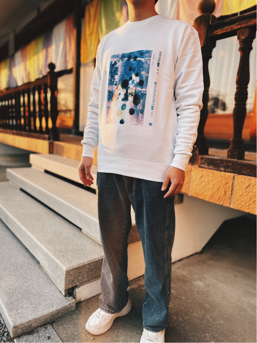 "Floating Girls" Designed Sweat White